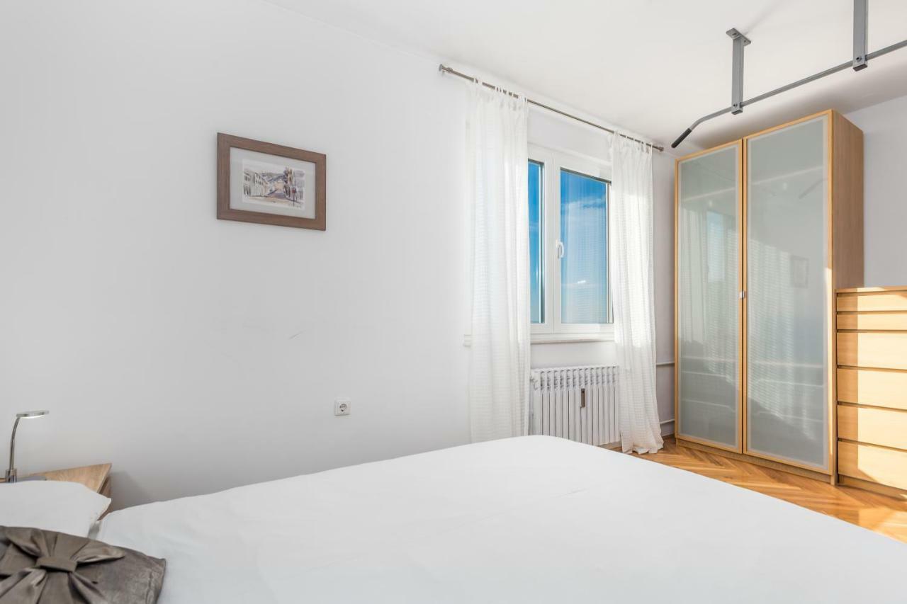 River Apartament *